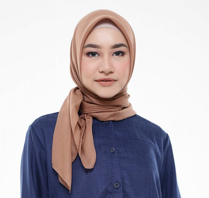 Apa Warna Jilbab Yang Cocok Dengan Baju Biru Navy 683x1024 1 e1675964431467 Matob Bisnis 10 Gambar Baju Coksu Cocok Dengan Jilbab Warna Apa