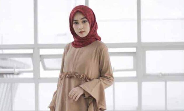 Tunik Ruffles Coklat dan Jilbab Merah e1675964765355 Matob Bisnis 10 Gambar Baju Coksu Cocok Dengan Jilbab Warna Apa