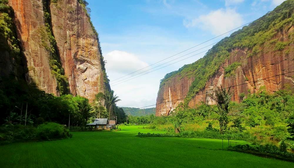 Keunikan Lembah Harau: Lokasi, Fasilitas, dan Mitos