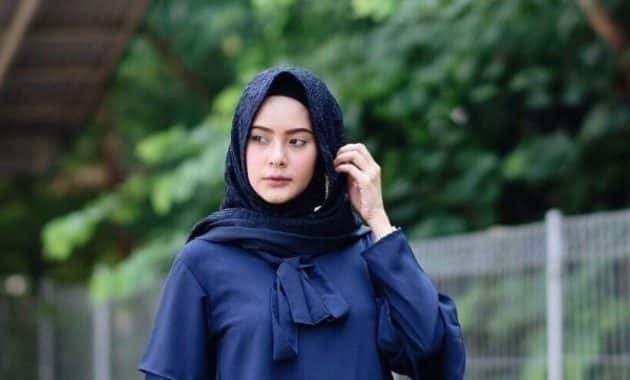 10 Gambar Baju Biru Dongker Cocok Jilbab Warna Apa