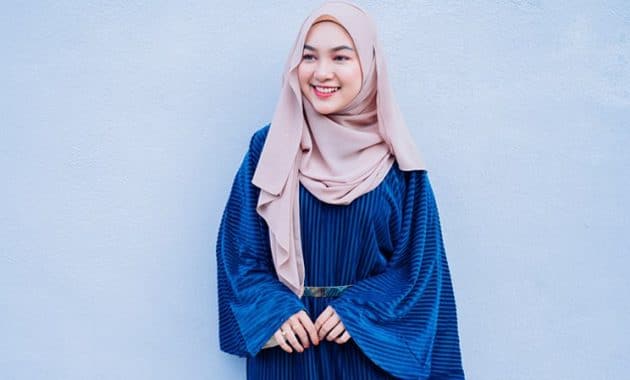 10 Gambar Baju Biru Tua Cocok Dengan Jilbab Warna Apa