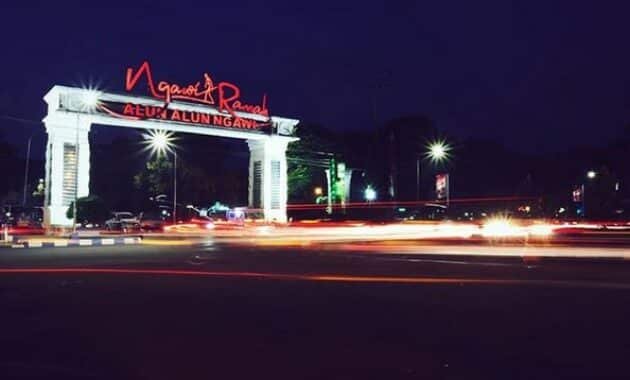 10 Gambar Alun Alun Ngawi, Lokasi Alamat, Penginapan Hotel + Keindahan di Malam Hari