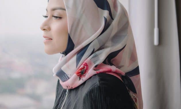 10 Gambar Baju Hitam Cocok Dengan Jilbab Warna Apa