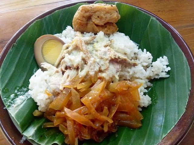 10 Nasi Ayam Terdekat di Semarang Yang Paling Enak Terkenal Buka Siang Malam