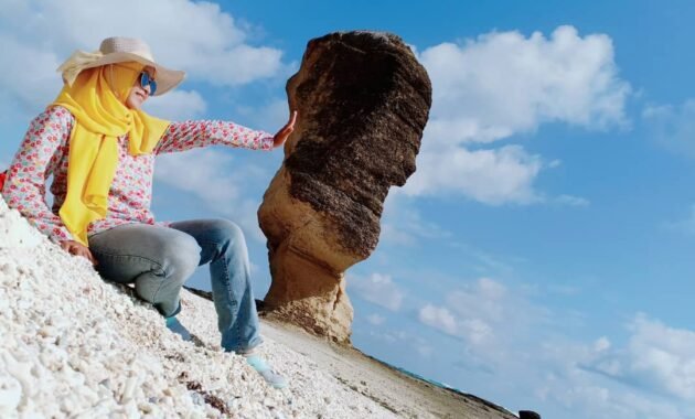 10 Gambar Batu Payung di Lombok Tengah, Pantai Beach Berbatu Besar Mirip Umbrella 15 10 Gambar Batu Payung di Lombok Tengah, Pantai Beach Berbatu Besar Mirip Umbrella