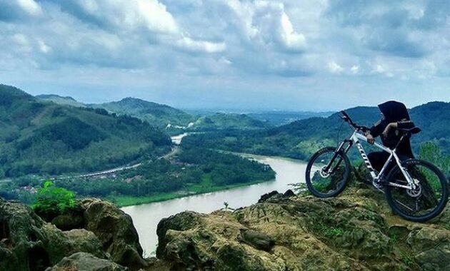10 Gambar Bukit Watu Meja Purwokerto, Harga Tiket Masuk, Sejarah Asal Usul, Lokasi Alamat, Jam Buka Tutup + Rute Jalan Menuju Wisata 57 10 Gambar Bukit Watu Meja Purwokerto, Harga Tiket Masuk, Sejarah Asal Usul, Lokasi Alamat, Jam Buka Tutup + Rute Jalan Menuju Wisata