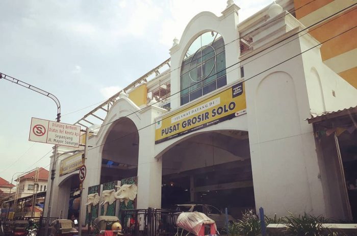 Jam Buka PGS Pusat Grosir Solo, Apa Yang Dijual Kosmetik Helm Jilbab Tas Batik Kaos Distro Makanan Ringan