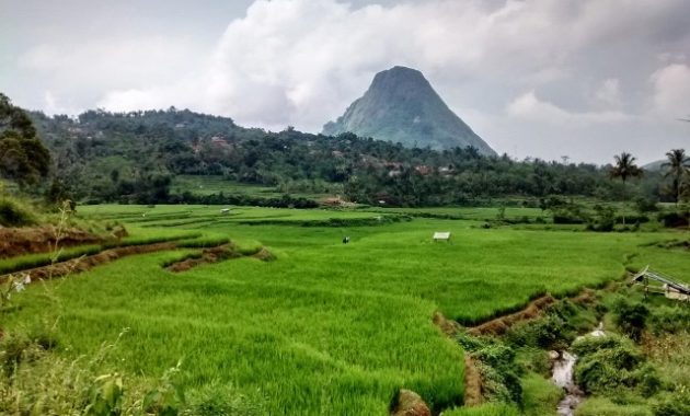 10 Foto Gunung Batu Jonggol, Harga Tiket Masuk Wisata Mitos Alamat Lokasi Penginapan