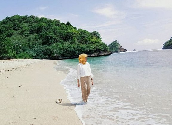 10 Gambar Pantai Clungup di Malang, Harga Tiket Masuk Peta Akses Lokasi Wisata