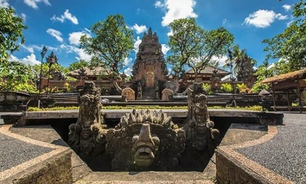 10 Foto Pura Taman Saraswati, Tiket Masuk Ubud Water Palace Bali Map Sejarah Tari Kecak