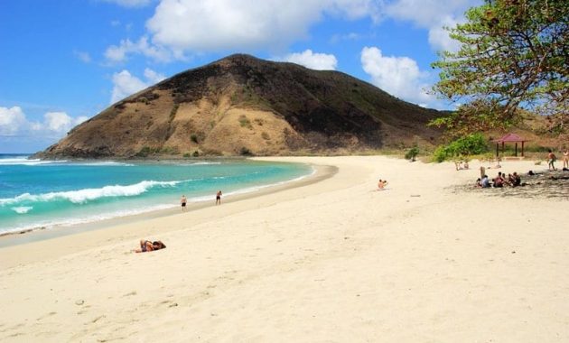 10 Gambar Pantai Mawun Lombok Tengah NTB 2023 Lokasi di Kuta