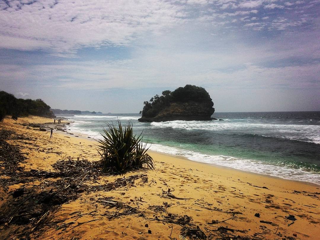 10 Foto Pantai Jonggring Saloko Saloka, Harga Tiket Masuk Rute Letak Lokasi Sejarah