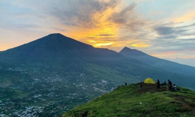 10 Foto Bukit Pergasingan Lombok, Rute Akses Cara Menuju Jalur Trekking Sembalun Ditutup?