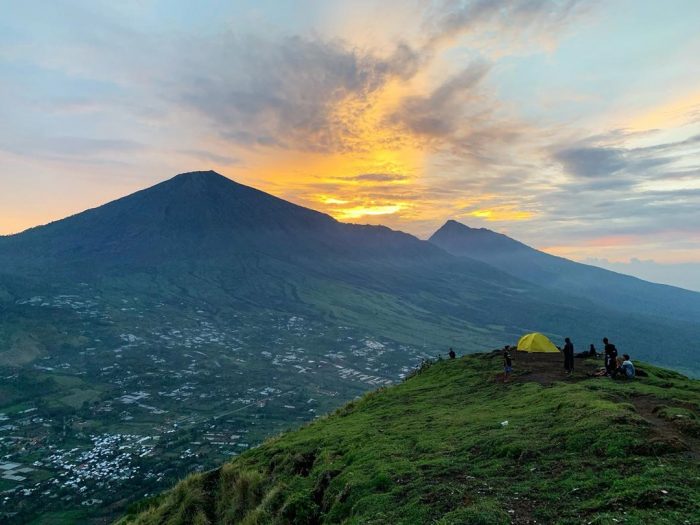 10 Foto Bukit Pergasingan Lombok, Rute Akses Cara Menuju Jalur Trekking Sembalun Ditutup?