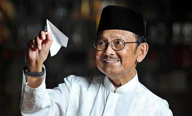 Biografi BJ Habibie dan Inovasi dalam Industri Penerbangan 17 BJ Habibie